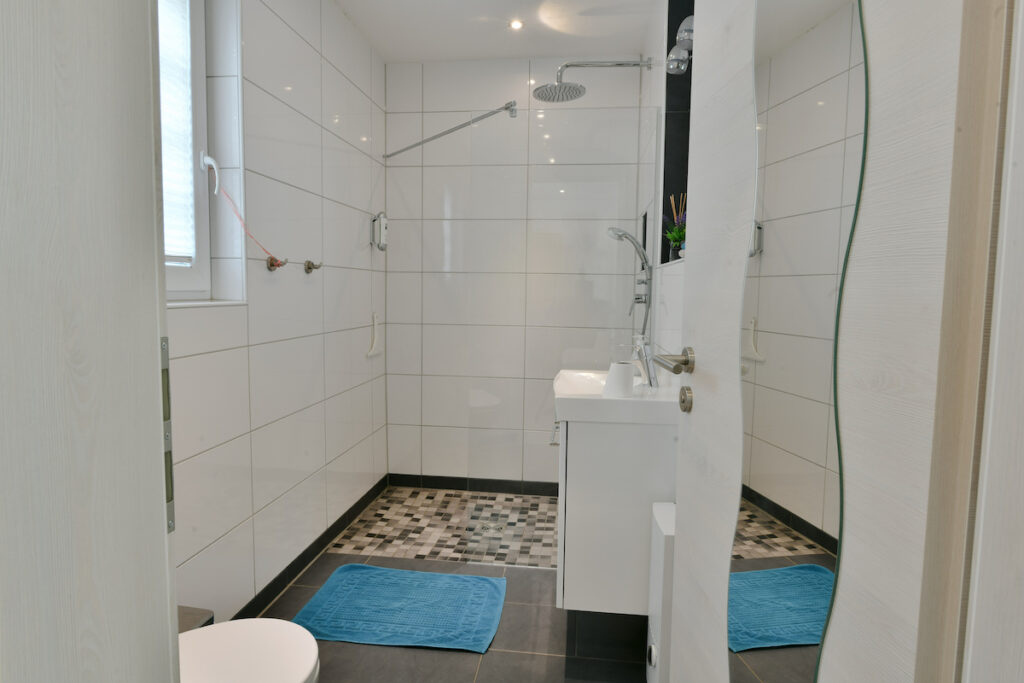 Badkamer van Lohengrin met inloopdouche