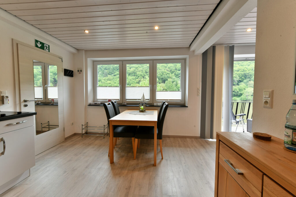 Eettafel bij het raam in de Vliegende Hollander