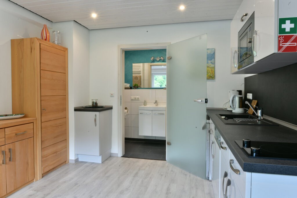 Keuken van de Vliegende Hollander met houten kasten