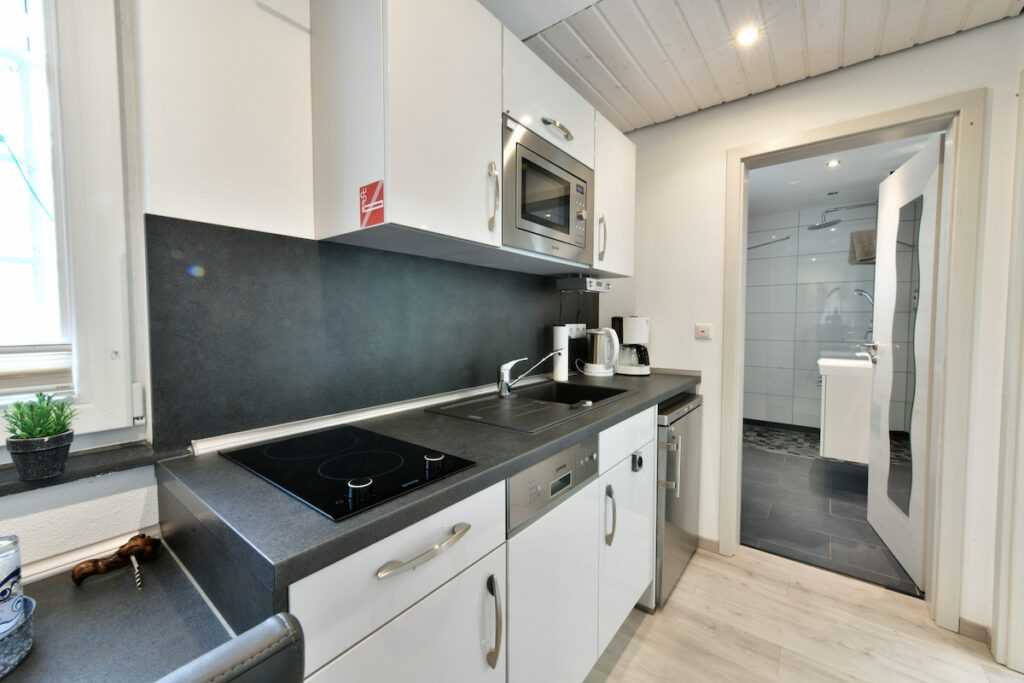 Kitchenette van Parsifal met televisie en ontbijttafel