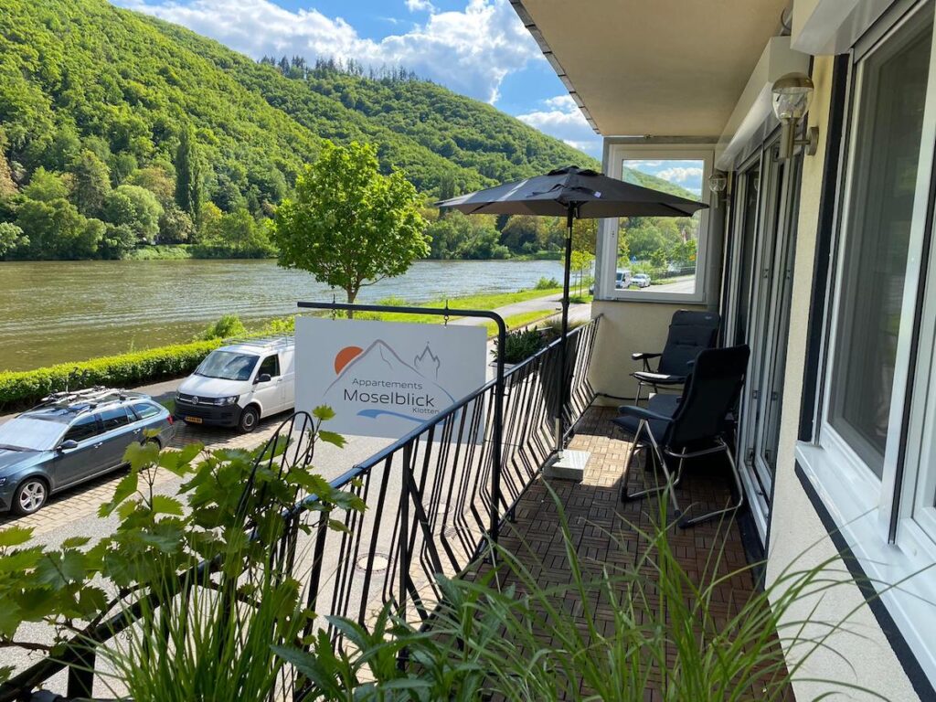 Balkon met uitzicht over de Moezel en de wijnbergen