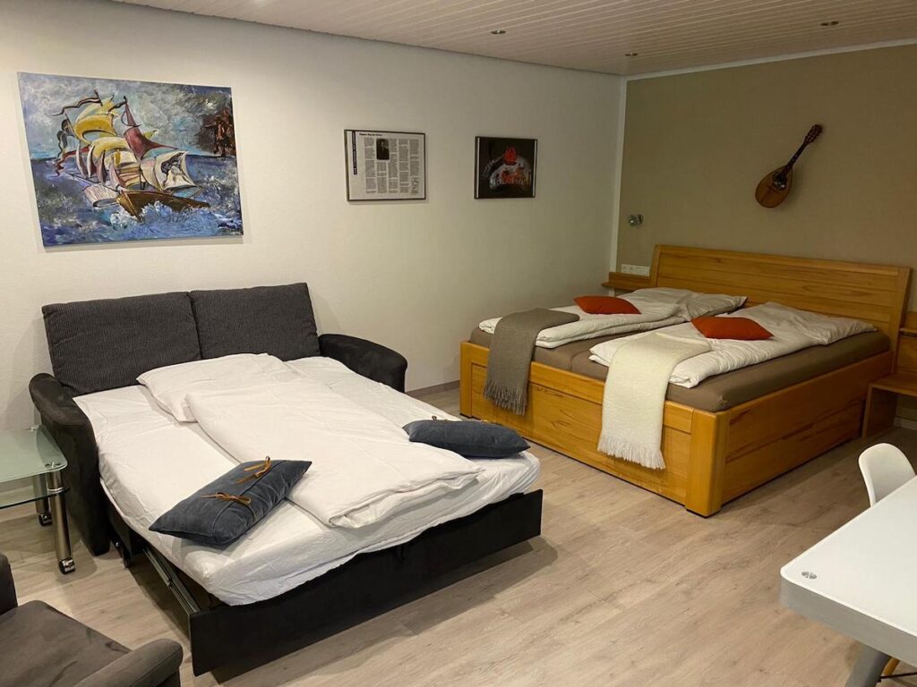 Slaapkamer met tweepersoonsbed en een schilderij aan de muur