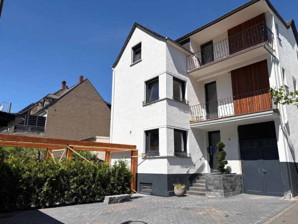 Het gerenoveerde groepsverblijf in Klotten, met balkons en een eigen oprit