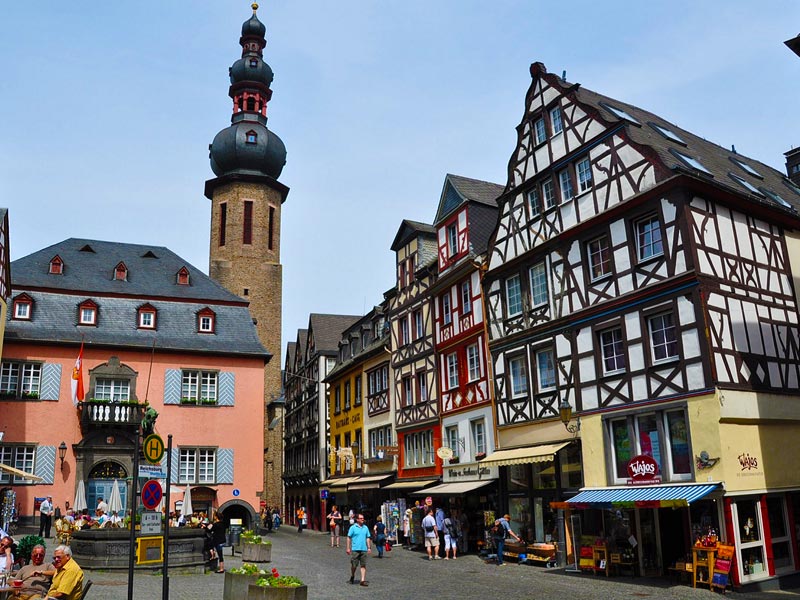 Vakwerkhuizen op het marktplein bij het Rathaus in Cochem