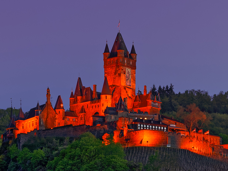 Reichsburg Cochem 's avonds uitgelicht boven de stad