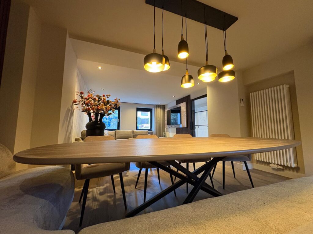 Lange eettafel onder de hanglampen