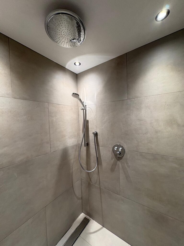 Inloopdouche met regendouche en handdouche