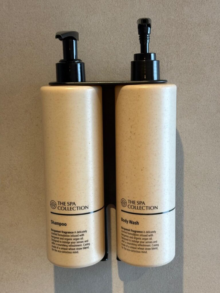 Shampoo en douchegel in pompflessen aan de muur