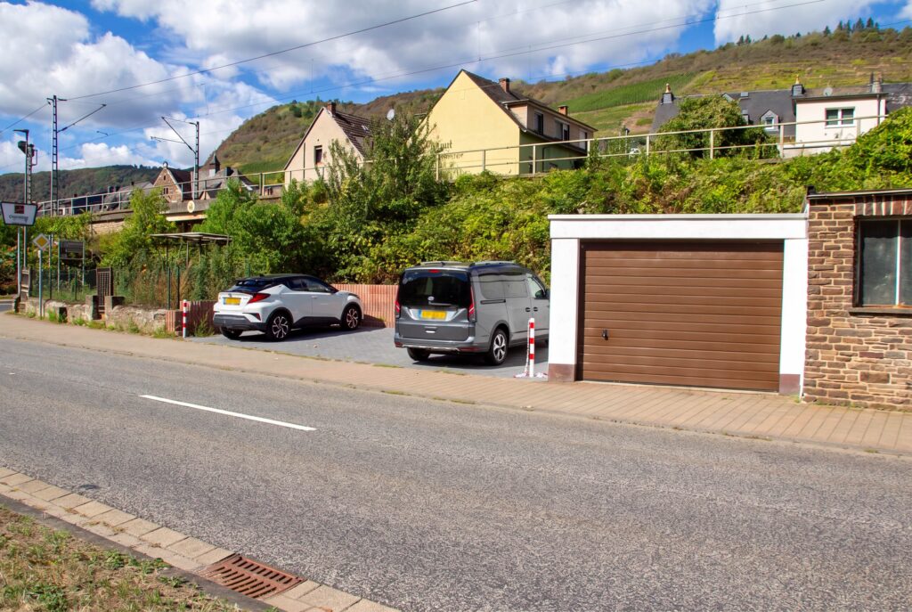 Ahrt Villa vanaf de straat, met parkeerplaats en garage