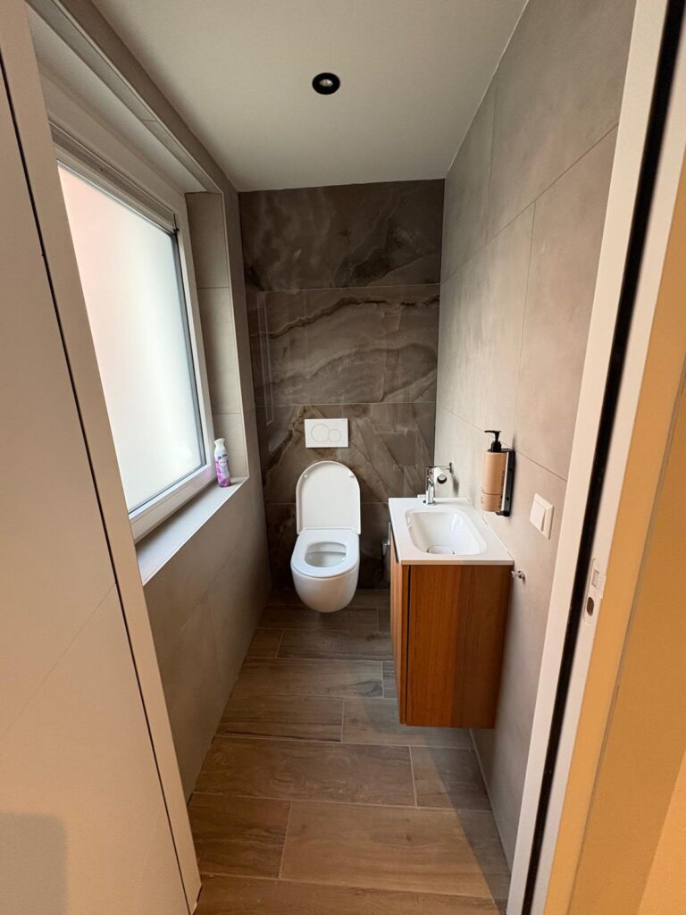 Toilet met fonteintje en houten kastje