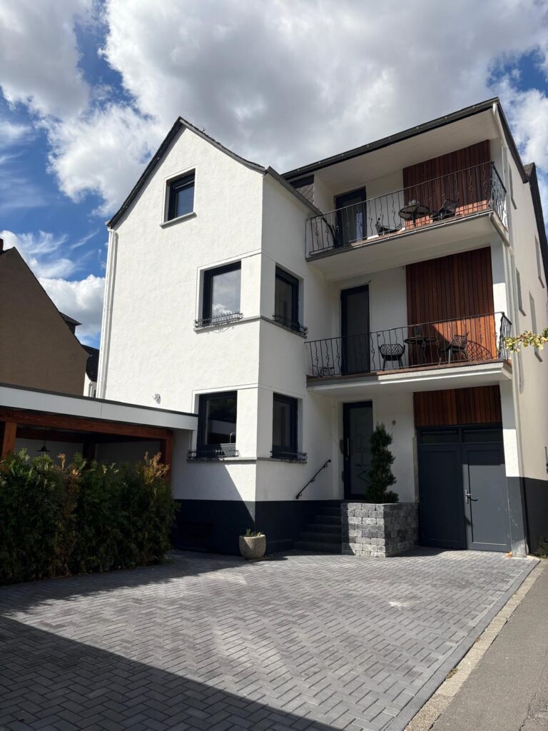 Voorgevel van Ahrt Villa met oprit